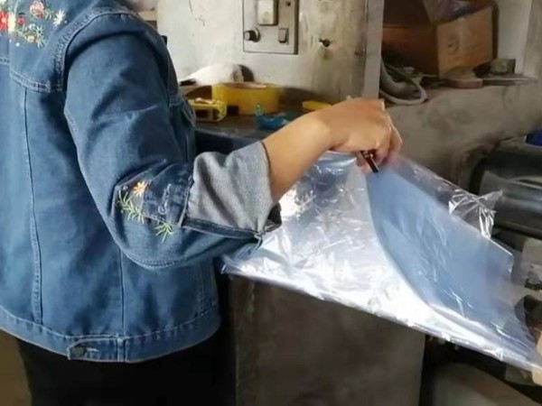 廣一塑質(zhì)檢正在檢驗(yàn)收縮膜